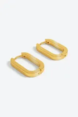 Aros tipo argolla con diseño rectangular de bordes redondeados, fabricados en acero quirúrgico con acabado dorado.