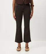 Pantalón de jean Marfinno modelo cropped flare, de tiro medio, color marrón oscuro. Presenta cierre frontal con cremallera y botón metálico, trabillas en la cintura, bolsillos funcionales delanteros y bolsillos traseros aplicados con costuras curvas.
