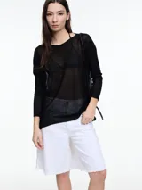 Sweater negro de lurex con escote en V, mangas largas y aberturas laterales.