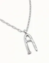 Cadena larga unisex de eslabones rectangulares alargados, bañada en plata. Diseño artesanal de UNOde50, versátil para usar sola o con dijes.