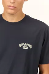 Remera Billabong de manga corta y color azul oscuro, con estampa en la espalda que incluye el texto "Billabong", "Feelin' Free Since 1973" y el logotipo de la ola en tonos verde claro y blanco.