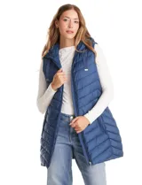 Chaleco puffer largo de color verde oliva, con diseño capitoneado, cierre frontal, bolsillos laterales y capucha fija.