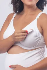 Soutien maternal con aro, confeccionado en algodón elastizado. Cuenta con clip en los breteles para facilitar la lactancia, breteles elásticos regulables y cierre de broches en la espalda.