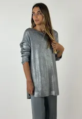 Sweater de punto holgado, manga larga, con escote en V, en tono plateado brillante.