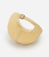 Gorra de sarga color amarillo con visera curva y bordado frontal de una concha de mar y texto "Riviera Beach Club".