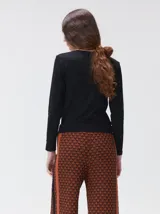 Pantalón de tejido jacquard con textura geométrica en tonos tostado y beige, de tiro medio, cintura elástica con cordón de ajuste y pierna ancha.