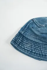 Gorro tipo bucket de denim azul claro, con costuras horizontales marcadas en el ala y la copa.