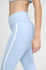 Calza deportiva celeste con cintura alta y compresión media.