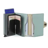 Billetera porta tarjetas Baleine Kansas de cuero sintético color celeste pastel, con botón metálico plateado y capacidad para varias tarjetas.