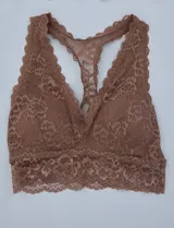 Pack de dos bralettes de encaje, uno color rosa viejo y otro color marrón claro. Ambos tienen breteles fijos y espalda estilo nadador.