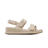 Sandalias casuales de plataforma baja color beige, con tiras ajustables con velcro y detalles metálicos dorados.