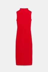 Vestido midi negro con cuello subido, sin mangas y diseño drapeado en el lateral del torso. Cuenta con cierre de cremallera oculta en la espalda.