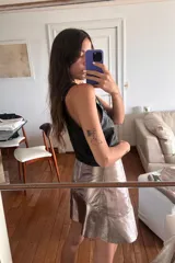 Chaleco negro de cuero con botones de strass.