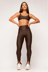 Top deportivo color verde oscuro, con tirantes finos y espalda descubierta. Diseño reversible con un lado brillante y otro con textura 3D tipo colmena.