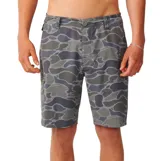 Bermuda de paseo verde con diseño estampado tipo camuflado abstracto, bolsillos laterales y cierre de botón y bragueta.