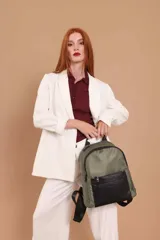 Mochila urbana de diseño combinado, confeccionada en tela resistente con bolsillo frontal y detalles en cuero sintético. Cuenta con compartimento principal con cierre y correas ajustables.