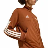 Campera deportiva Adidas House of Tiro color marrón, con cierre frontal completo, cuello alto, bolsillos laterales y las icónicas tres rayas blancas en las mangas. Presenta el logo de la marca y un diseño gráfico en el pecho.