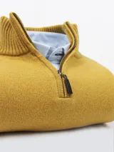 Sweater azul marino de lambswool con medio cierre frontal y cuello alto.