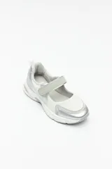 Zapatillas deportivas negras con suela blanca de 4cm de alto y tira ajustable con velcro.