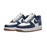 Zapatilla deportiva Nike Air Force 1 '07 LV8, caña baja, con capellada de cuero en colores azul marino y blanco. Presenta el logo Swoosh en azul marino y forro interior afelpado azul. La entresuela es de color crema y la suela exterior es de goma color caramelo.