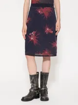 Pollera de punto estampada en tonos azul y rojo, con doble capa de tela de diferentes largos y cintura elastizada.