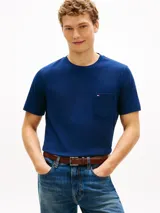 Remera azul de manga corta, confeccionada en puro algodón, con cuello redondo y un bolsillo de parche en el pecho que incluye un pequeño bordado con los colores distintivos de la marca.