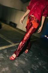 Pantalón de tiro medio confeccionado en cuero con estampado de serpiente, de corte recto levemente entallado y con bolsillos delanteros aplicados.