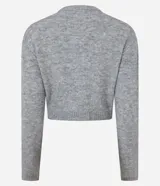 Cardigan cropped de punto color gris, con cuello redondo, manga larga, cierre frontal con botones y dos bolsillos delanteros. Presenta terminaciones acanaladas en puños y bajo.