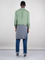 Camisa celeste de algodón con cuello abotonado, corte regular fit, manga larga con puños simples y logo bordado en el pecho.