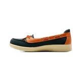 Zapato estilo náutico Korium Confort modelo Deka, confeccionado en lona color negro con detalles en cuero tostado y suela de goma beige. Cuenta con cordones decorativos y ojalillos metálicos.