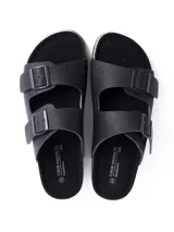 Sandalia tipo Birkenstock color negro con doble tira ajustable mediante hebillas metálicas y plantilla de corcho.