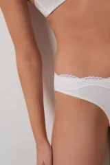 Colaless de modal color blanco, con borde superior decorado con puntilla de encaje floral.