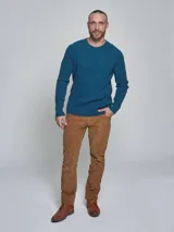 Pantalón de pana color marrón, de corte recto y cinco bolsillos.