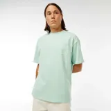 Camiseta verde claro de corte estándar con bordado en el pecho y estampado en la espalda.