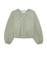 Campera de nylon manga larga en color verde militar, con cuello redondo, cierre frontal de cremallera y diseño fruncido con bajo elástico.