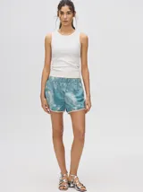 Short holgado de estilo boxy, color celeste con estampado tie-dye y detalles de ribetes en tono crudo. Cuenta con pretina elástica y pequeño logo bordado en la pierna.