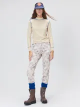 Polera de manga larga confeccionada en tela rib color bordó, con cuello alto y hombreras. Presenta costuras a la vista con pespuntes en hilo de color contrastante en el cuello, puños, hombros y ruedo.