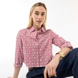 Camisa de manga larga con diseño de cuadros vichy en color rojo y blanco, con delicados bordados florales en toda la prenda, cuello camisero y cierre frontal de botones.