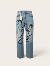 Jean de corte wide leg en denim azul claro, intervenido a mano con ilustraciones abstractas de rostros en líneas color rosa y blanco. Presenta tiro medio-alto y diseño de cinco bolsillos.