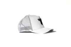Gorra tipo trucker de color blanco con paneles frontales rígidos y parte trasera de malla transpirable. Presenta un logo bordado en relieve de color negro en el frente.