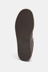 Zapatillas deportivas de estilo urbano, confeccionadas en una combinación de gamuza marrón oscuro y detalles en cuero rosado en el lateral y el talón. Presentan cierre mediante cordones al tono y suela de goma plana.