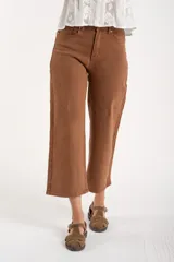 Jean de mujer color marrón, tiro medio, corte recto y largo al tobillo.