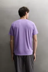 Camiseta de entrenamiento regular fit de Zara Athleticz, color lila, confeccionada en tejido técnico fluido y ligero con cuello redondo y manga corta ranglán.