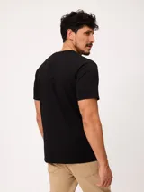 Remera de manga corta color azul, con cuello redondo y diseño clásico, confeccionada con un pequeño logo bordado en el pecho.