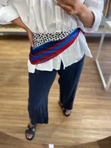 Pantalón de lino color azul marino, de corte recto y holgado, diseñado para brindar frescura y comodidad.