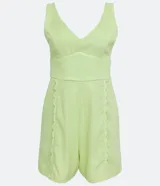 Enterito corto color verde claro, con escote en V, tirantes anchos y detalle de ondas en el frente.