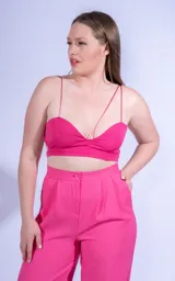 Top fucsia con escote corazón y tirantes finos.