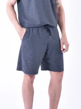 Bermuda de hombre color gris oscuro con textura de líneas horizontales.