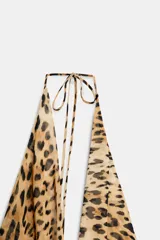 Vestido midi de cuello halter, escote en pico y espalda descubierta, con estampado animal print.