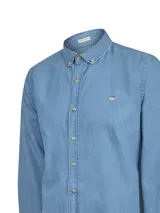 Camisa de manga larga de algodón orgánico estilo chambray color azul, con cuello abotonado y bordado del icónico pato de la marca en el pecho.